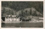 Restobjekt der großteils abgebrannten Hotelanlage „Scholastika“ am Achensee, Tirol und die „St. Benedikt“ der Achenseeschifffahrt (1958 abgewrackt). Gelatinesilberabzug 9 x 14 cm; Impressum: Ostermann, Bad Wiessee um 1930.  Inv.-Nr. vu914gs01193