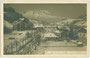 Josef-Pirchl-Straße (Abschnitt der heutigen B 161 Pass-Thurn Straße) mit Pension Erika (links) in Kitzbühel gegen das Kaisergebirge. Gelatinesilberabzug 9 x 14 cm; Impressum: Wilhelm Stempfle, Innsbruck um 1925.  Inv.-Nr. vu914gs00900
