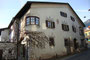 Ehem. Gasthof "Stamserwirt" (ehem. Besitzer: Stift Stams) mit Spitzbogenportal, Erker und Erdbebenpfeiler in Hötting (1938 nach Innsbruck eingemeindet worden), Höttinger Gasse 45. Digitalphoto; © Johann G. Mairhofer 2014.  Inv.-Nr. 2DSC01943