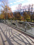 Der Sillsteg als Verbindung zwischen der König-Laurin-Straße in Dreiheiligen-Schlachthof (Aufnahmestandpunkt) und dem gegenüber gelegenen Stadtpark Rapoldi in Pradl, jeweils Innsbruck. Digitalphoto; © Johann G. Mairhofer 2011.  Inv.-Nr. 1DSC02347