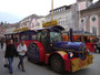 Traktor mit Sonderkarosserie und Personenanhänger im Stil eines amerikanischen Dampfzuges im Einsatz als Wegebahn während des Christkindlmarkts in Innsbruck. Digitalphoto; © Johann G. Mairhofer 2010.  Inv.-Nr.  1DSC00096