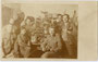 "Weihnachten im Felde 1915. Schulmeister, Gesnitzer, Prohaska, Fischer, Jauernigg." Gelatinesilberabzug 9 x 14 cm von Glasnegativ mit Bruchstelle, ohne Angabe von Truppenkörper und Ort (wohl Amateuraufnahme).  Inv.-Nr. vu914gs00635