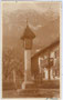 Spätgotische Bildsäule mit runder Granitplatte, Nagelfluhsäule mit schindelgedecktem Zeltdach um 1600 am Dorfplatz in Thaur. Gelatinesilberabzug 9 x 14 cm; A. Riepenhausen, Hall i.T.; postalisch befördert 1916. Inv.-Nr.  vu914gs00057