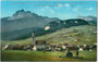 Cortina d'Ampezzo mit Croda da Lago und Monte Nuvolau in den Ampezzaner Dolomiten. Photochromdruck 9 x 14 cm; Impressum: Joh(ann). F(ilibert). Amonn, Bozen 1909.  Inv.-Nr. vu914pcd00266a