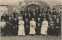 Festgemeinde vor dem Gasthof Kapeller in Amras anlässlich der Einstandsfeier zur Installation von Pfarrer Plattner im Jahr 1937. Gelatinesilberabzug 9 x 14 cm; Aufnahme: Hugo Jäkl, Gumppstraße 16, Innsbruck.  Inv.-Nr.  vu914gs00238