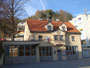 Feuerwache der Freiwilligen Feuerwehr Hötting, Schulgasse 6, Stadtgemeinde Innsbruck mit ebenerdiger Halle für 7 Einsatzfahrzeuge und Aufenthaltsräume im Obergeschoß. Digitalphoto; © Johann G. Mairhofer 2014.  Inv.-Nr. 2DSC01946