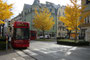 Niederflur-Straßenbahntriebwagen Bombardier Flexity Outlook C der I der IVB beim Einbiegen in die Erzherzog-Eugen-Straße aus der Kaiser-Franz-Joseph-Straße (rechts) in Innsbruck-Saggen. Digitalphoto; © Johann G. Mairhofer 2014.  Inv.-Nr. 2DSC01581