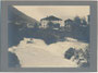 Am Gschnitzbach in Trins im Gschnitztal, Bezirk Innsbruck-Land, Tirol. Gelatinesilberabzug auf Untersatzkarton ca. 9 x 12 cm ohne Impressum (wohl Amateuraufnahme) um 1910. Inv.-Nr. vu912ka00001