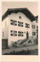 Bezirksgericht des Gbz. Hopfgarten im Bräugassl, nach dessen Auflösung 2002 erfolgte die Zuweisung der Gemeinden an den Gbz. Kitzbühel, Bzk. Kitzbühel, Tirol. Gelatinesilberabzug 9 x 14 cm ohne Urhebernachweis um 1955.  Inv.-Nr. vu914gs01237