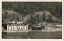 Restobjekt der großteils abgebrannten Hotelanlage „Scholastika“ am Achensee, Tirol und die „St. Benedikt“ der Achenseeschifffahrt (1958 abgewrackt). Gelatinesilberabzug 9 x 14 cm; Impressum: Ostermann, Bad Wiessee um 1930.  Inv.-Nr. vu914gs01193