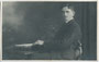 "Erinnerung an Sebastian Ebner - Nals 1./9. 1921" – Musikerportrait eines Zitherspielers. Gelatinesilberabzug 9 x 14 cm; Aufnahme: H(ans). Walsa, Bozen.  Inv.-Nr.  vu914gs00835
