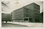 Haupthaus des Landeskrankenhauses, heute HNO-Klinik in Innsbruck, Innere Stadt, Innrain 47; erbaut 1933, Planung: Arch. Adalbert und Walter FRITZ. Gelatinesilberabzug 9 x 14 cm; Aufnahme/Verlag Ad(olf). Künz, Innsbruck.  Inv.-Nr. vu914gs00757