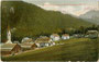 St. Martin in Thurn gegen Heiligkreuzkofel (2.907m) in der Fanesgruppe der Dolomiten (AVE 52k). Photochromdruck 9x14cm; Impressum: Joh(ann). F(ilibert). Amonn, Bozen um 1905.  Inv.-Nr. vu914pcd00222