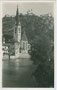 Mesnerturm (ehem. Brückenturm und Torbrücke zugl. Stadttor) und Stadtpfarrkirche St. Andreas in Klausen am Eisack, Südtirol. Gelatinesilberabzug 9 x 14 cm; Impressum: Theo(dor). Forstner, Klausen um 1930.  Inv.-Nr. vu914gs00531
