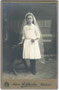 Kitzbühler Erstkommunikantin. Gelatinesilberabzug auf Untersatzkarton 10,5 x 6,5 cm (Visitformat). Impressum: Anton Rothbacher, Hintere Stadtgasse 28, Kitzbühel um 1912. Inv.-Nr. vuVIS-00232a