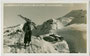 Skiläufer in Knickerbocker (wadenlange Überfallhose mit weiten Beinen) bei der Glungezerhütte,  Gemeinde Tulfes, Bzk. Innsbruck-Land, Tirol. Gelatinesilberabzug 9 x 14 cm; Impressum: Wilhelm Stempfle, Innsbruck um 1935.  Inv.-Nr. vu914gs00715