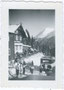 Autobus der Österreichischen Post beim Waldhäusl in St. Anton am Arlberg; bez.: "Waldhäusel St. Anton 1934".  Gelatinesilberabzug 4,5 x 6 cm, Privatphoto, um 1925.  Inv.-Nr. vu456gs00002