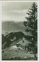 Unterkunftshütte Vorderkaiserfelden im Kaisergebirge (1.389 m), Gemeinde Ebbs gegen Kufstein und den Pendling. Gelatinesilberabzug 9 x 14 cm ohne Impressum, postalisch gelaufen 1932.  Inv.-Nr. vu914gs01129
