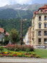 Begrünte Kreisverkehrsinsel auf dem Claudiaplatz im Saggen mit gründerzeitliche Zinshäusern und Villen, Stadtgemeinde Innsbruck von Süden gegen Hungerburg und Nordkette. Digitalphoto; © Johann G. Mairhofer 2014.  Inv.-Nr. 2DSC00007