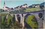 Personenzuggarnitur der MIttenwaldbahn in Fahrtrichtung Innsbruck Westbf. auf dem Gurglbachviadukt passiert Reith bei Seefeld mit Pfarrkirche St. Nikolaus. Photochromdruck 9 x 14 cm; Impressum: Wilhelm Stempfle, Innsbruck 1913.  Inv.-Nr. vu914pd00353