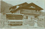 Bauernfamilie vom sog. Tizian-Haus in Campo, ehem. Gde. Ampezzo (hte. Cortina d'Ampezzo), Bzk. Ampezzo, Gef. Grafsch. Tirol (1868-1919, heute Prov. Belluno, Region Venetien). Impressum: Emil Terschak, Ampezzo um 1900.  Inv.-Nr. vu914gs01131