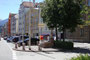 Trinkbrunnen auf dem Hans-Brenner-Platz, Innstraße 69 in St. Nikolaus, Stadtgemeinde Innsbruck, benannt nach dem Film- und Fernsehschauspieler (1938 Innsbruck – 1998 München). Digitalphoto; © Johann G. Mairhofer 2013.  Inv.-Nr. 1DSC06851