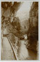 Steg über die Brandenberger Ache am Ende der Gschössklamm (heute: Tiefenbachklamm) und Triftsteig (im Vordergrund) in Brandenberg, Bezirk Kufstein, Tirol. Gelatinesilberabzug 10 x 15 cm ohne Impressum, um 1907.  Inv.-Nr. vu105gs00099