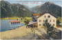 Gasthof "Seespitz" und Bootshaus mit überdachtem Anlegesteg und Auslegern für 10 Ruderboote in Pertisau, Gemeinde Eben am Achensee. Photochromdruck 9 x 14 cm; Verlag Robert Warger, Innsbruck 1912.  Inv.-Nr. vu914pcd00368