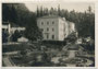 Villa „Bellaria“ mit Parkanlage in Arco, Provincia (heute: autonoma) di Trento (1868 bis 1919 Gbz. Arco, Bzk. Riva, Gefürst. Grafsch. Tirol). Gelatinesilberabzug 10 x15 cm; Edizione Pozzini (ohne Verlagsort) 1925.  Inv.-Nr. vu105gs00110