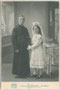 Neupriester mit Primizbraut aus Kitzbühel. Gelatinesilberabzug auf Untersatzkarton 16,6 x 10,8 cm (Cabinetformat). Impressum: Anton Rothbacher, Hintere Stadtgasse 28, Kitzbühel um 1911.  Inv.-Nr. vuCAB-00164