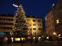 Ehem. landesfürstliche Residenz Neuenhof mit Prunkerker und "Goldenem Dachl" von 1500 n. Chr. In der Altstadt von Innsbruck, Herzog-Friedrich-Straße 15 und Christbaum im Advent 2010. Digitalphoto; © Johann G. Mairhofer 2010.  Inv.-Nr. 1DSC00130