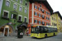 Regiobus der Linie 4002 der Verkehrsverbund Tirol GesmbH an der Haltestelle Vorderstadt beim Hotel "Strasshofer" in Kitzbühel. Digitalphoto; © Johann G. Mairhofer 2015.  Inv.-Nr. 2DSC03043