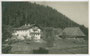 Sulfnerhof (Paarhof: Wohnhaus: Putzmauer, Satteldach; Futterhaus: Steildach strohgedeckt mit eingestecktem Walm) in St. Katharina in der Scharte, Gde. Hafling. Gelatinesilberabzug 9 x 14 cm o.Urhebervermerk, um 1930.  Inv.-Nr. vu914gs00193