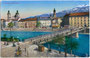 Alte Innbrücke am Ufer in Mariahilf mit Altstadt von Innsbruck, rechts die Innkaserne, ehemals Andechsburg und Inneres Zeughaus. Photochromdruck 9x14cm postalisch gelaufen 1910; K(arl) Redlich, Innsbruck.  Inv.-Nr.vu914pcd00035
