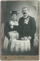 Brautpaar einer Witwenhochzeit aus Kitzbühel oder Umgebung. Gelatinesilberabzug 16,6 x 10.8 cm (Cabinetformat). Impressum: Toni Rothbacher, Kitzbühel um 1910.  Inv.-Nr. vuCAB-00163 
