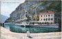 Fahrgastschiff MS Italia am Pier des k.k. Zollamts im Hafen von Riva del Garda, um 1910. Farboffsetdruck 9 x 14 cm, kein Urhebernachweis. Inv.-Nr. vu914fat00023