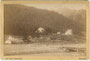 Ridnaun, Gemeinde Ratschings, Gbz. Sterzing, Bzk. Brixen, Gefürst. Grafsch. Tirol (heute Südtirol) mit Pfarrkirche St. Josef von Südosten. Albuminabzug auf Untersatzkarton 10,6 x 16,6 cm (Cabinetformat); A. Gratl, Innsbruck um 1895.  Inv.-Nr. vuCAB-00366