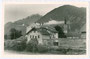 Stadtmauer von Lienz an der Isel mit dem Ansitz ANGERBURG (hinter dem Wohnhaus im Vordergrund). Gelatinesilberabzug 9x14cm; Anonymus/-a um 1960. Inv.-Nr. vu914gs00524