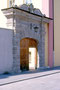 Doppelflügeliges steingemauertes Hofportal vom 1679 durch die Grafen Lodron erbauten Ansitz Augenweidstein (heute Stadtgasthaus Haymon e.U.) in Innsbruck-Wilten. Farbdiapositiv 24 x 36 mm; © Johann G. Mairhofer 1998.  Inv.-Nr. dc135fuRA679.1_16