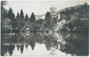 Burg St. Petersberg - im 12./13. Jhdt. von den Welfen als Verwaltungssitz ihrer Tiroler Besitzungen erbaut - und Schlossweiher in Silz, Bezirk Imst, Tirol. Gelatinesilberabzug 9 x 14 cm ohne Impressum um 1925.  Inv.-Nr. vu914gs00378