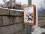 An Straßenbeleuchtungsmast befestigtes Ankündigungsplakat für den Innsbrucker Silvesterlauf 2011 in der Kärntner Straße bei der Pradler Brücke, Stadtgemeinde Innsbruck. Digitalphoto; © Johann G. Mairhofer 2012.  Inv.-Nr. 1DSC02548