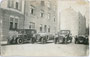 Steyr Typen V Limousine und V 12/40 HP Sport Double Phaeton (1924-1925), Typen XII Landaulet und Cabriolet (1926-1929) in der Goethestraße 10 in Innsbruck-Saggen. Gelatinesilberabzug 9 x 14 cm um 1930.  Inv.-Nr. vu914gs00009