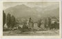 Landschaftliche Pfarrkirche Mariahilf im 1938 nach Innsbruck eingemeindeten Hötting, im Vordergrund unverbautes Innufer im Bereich vom Innsbrucker Stadtteil Linke Innseite. Rastertiefdruck 9 x 14 cm; K(arl). Redlich, Innsbruck 1914. Inv.-Nr. vu914rtd00019