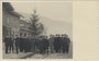 "Weihnachtsbaum für alle" von Bahnbediensteten der Österreichischen Bundesbahn im Bahnhof von Landeck an der Arlbergbahn, Tirol aufgerichtet. Gelatinesilberabzug 9 x 14 cm ohne Impressum (wohl Amateuraufnahme), um 1935.  Inv.-Nr.vu914gs00289