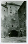 Westfassade vom sog. Kolbenturm, eigentlich ehem. Ansitz „Karlsburg“ mit zugehörigem Gebäude rechts in der Innsbrucker Altstadt, Schlossergasse 3a. Gelatinesilberabzug 9 x 14 cm; A(lfred). Stockhammer, Hall in Tirol um 1925.  Inv.-Nr. vu914gs00463