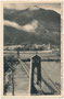 Hängebrücke "Stamser Steg" (eröffnet 1935) über den Inn von Mieming gegen Stams, Bzk. Imst, Tirol aus aufgenommen. Gelatinesilberabzug 9 x 14 cm; Impressum: Much Heiss, Alpiner Kunstverlag Innsbruck, postalisch befördert 1939.  Inv.-Nr. vu914gs01187