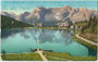 Lago di Misurina (Comune di Auronzo di Cadore, Provincia di Belluno) und die Drei Zinnen. Farbautotypie 9 x 14 cm; Entwurf: R(udolf). A(dolf). Höger, Verlag Joh(ann). F(ilibert). Amonn, Bozen um 1910.  Inv.-Nr. vu914fat00046