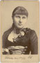 "Frl. Therese Rainer Natursängerin (rückseitig bez.) - Schwaz am 23/10 (1)885" (bildseitig bez). Albuminabzug auf Untersatzkarton (Cabinetformat ca. 16,5 x 11,0 cm) ohne Urheber- und Verlagsangabe.  Inv.-Nr. vuCAB-00048