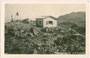 Patscherkofel-Gipfelhütte und Vermessungsmarkierung auf dem Gebiet der Gemeinde Patsch, Gbz. Innsbruck, Bzk. Innsbruck-Land, Tirol. Gelatinesilberabzug 9 x 14 cm; Impressum: Much Heiss, Innsbruck um 1930.  Inv.-Nr. vu914gs00244