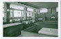 Inneres vom "Caffè Bar Albergo Posta" in Corvara im ladinischsprachigen Gadertal, heute Bezirksgemeinschaft Pustertal, Südtirol. Gelatinesilberabzug 9 x 14 cm; Impressum: Fotografia Ghedina, Cortina (d'Ampezzo) 1939.  Inv.-Nr. vu914gs00760